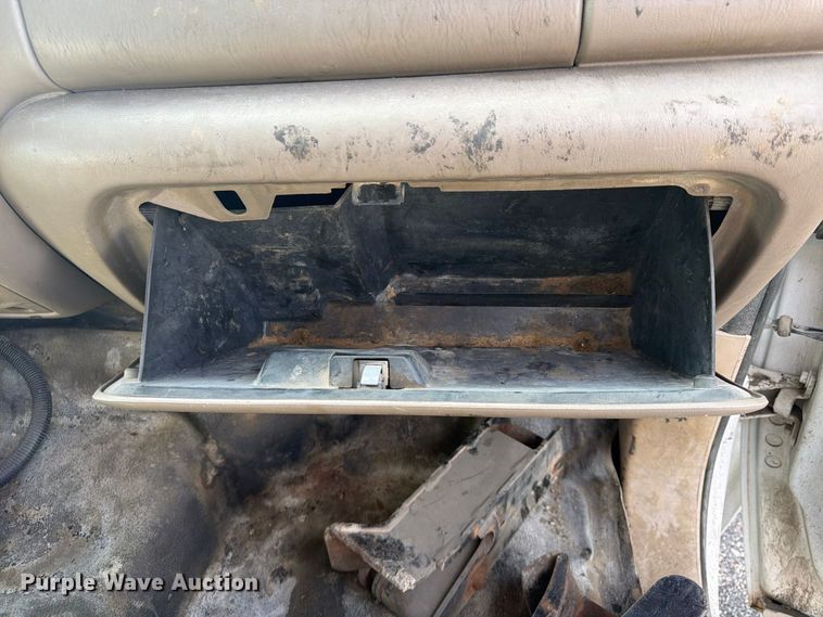image for item FU4665 2004 Ford F350  Super Duty XL Ext. Cab flatbed pickup truck