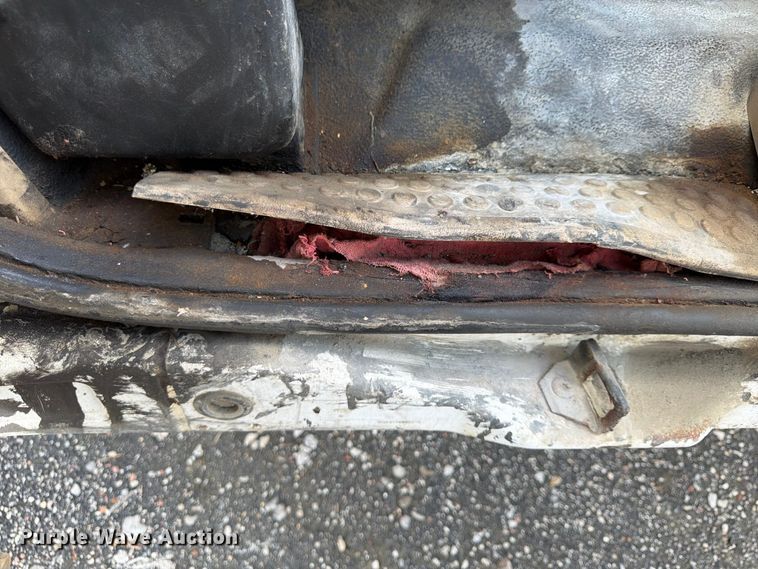 image for item FU4665 2004 Ford F350  Super Duty XL Ext. Cab flatbed pickup truck