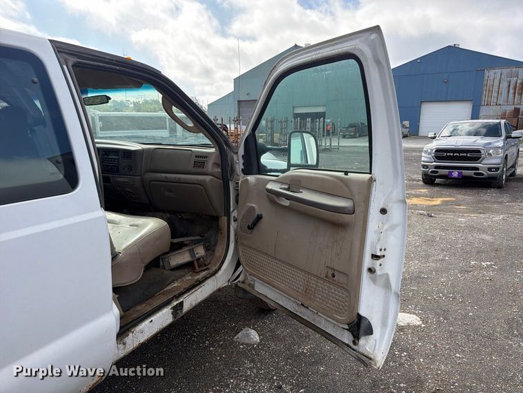 image for item FU4665 2004 Ford F350  Super Duty XL Ext. Cab flatbed pickup truck