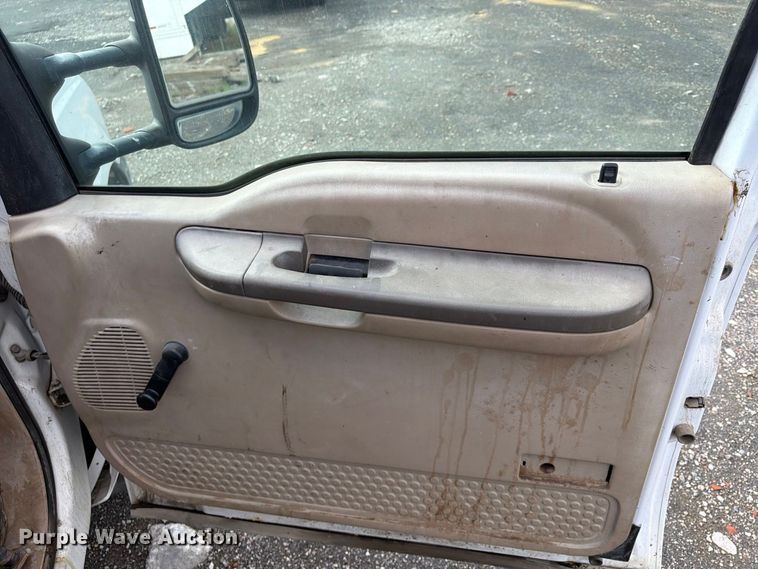 image for item FU4665 2004 Ford F350  Super Duty XL Ext. Cab flatbed pickup truck