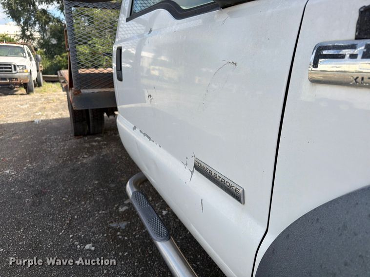 image for item FU4666 2006 Ford F550 Super Duty XLT flatbed truck