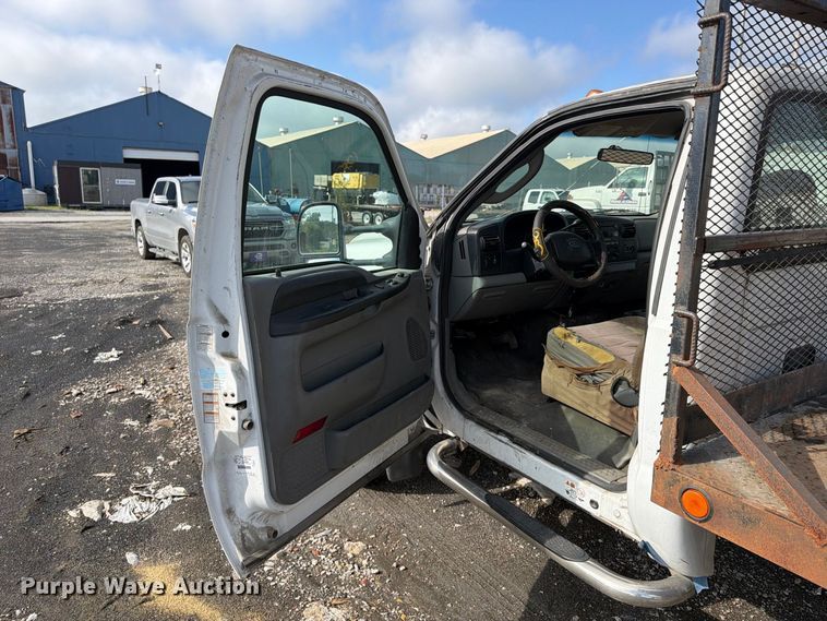 image for item FU4666 2006 Ford F550 Super Duty XLT flatbed truck