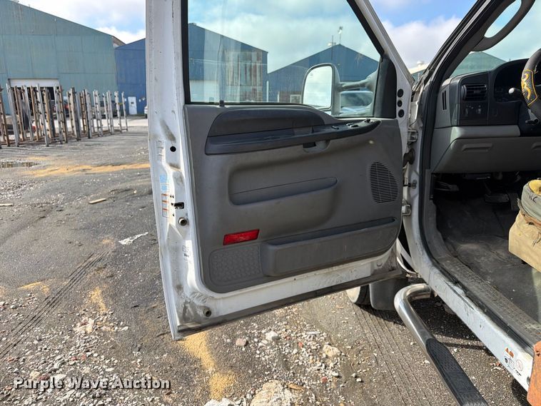 image for item FU4666 2006 Ford F550 Super Duty XLT flatbed truck