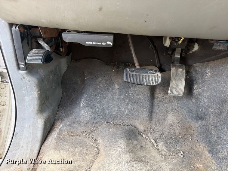 image for item FU4666 2006 Ford F550 Super Duty XLT flatbed truck