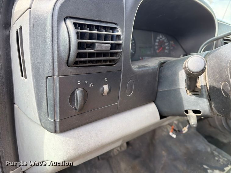 image for item FU4666 2006 Ford F550 Super Duty XLT flatbed truck