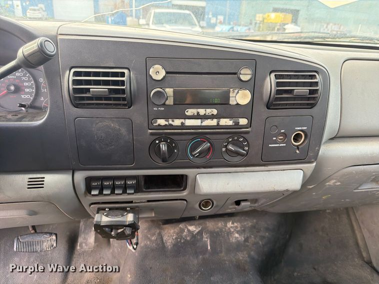 image for item FU4666 2006 Ford F550 Super Duty XLT flatbed truck