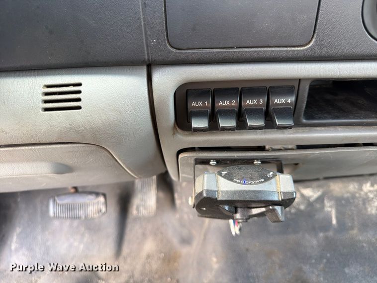 image for item FU4666 2006 Ford F550 Super Duty XLT flatbed truck