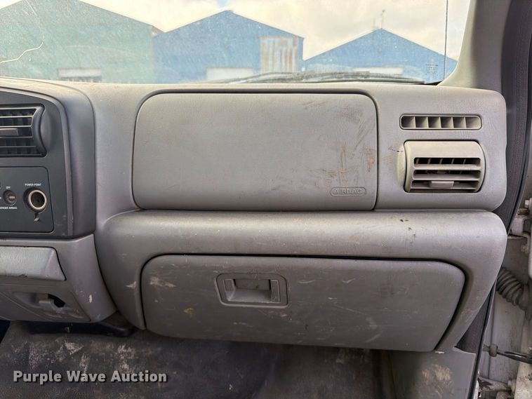 image for item FU4666 2006 Ford F550 Super Duty XLT flatbed truck