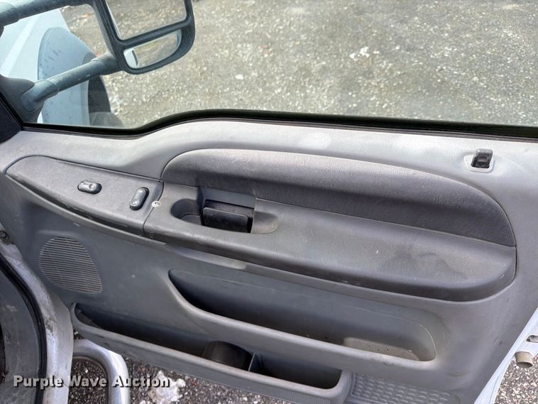 image for item FU4666 2006 Ford F550 Super Duty XLT flatbed truck