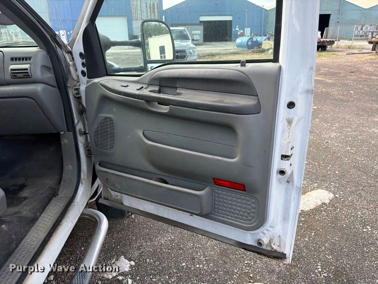 image for item FU4666 2006 Ford F550 Super Duty XLT flatbed truck