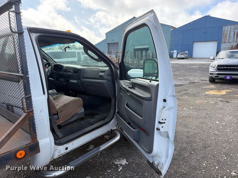 image for item FU4666 2006 Ford F550 Super Duty XLT flatbed truck