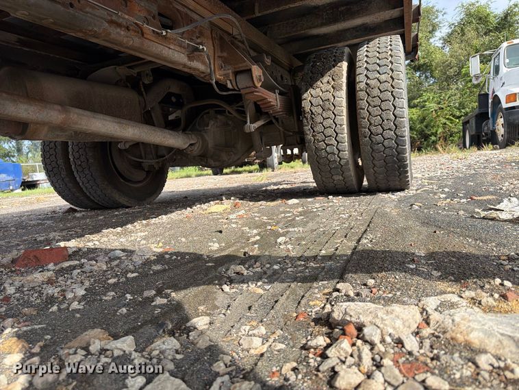 image for item FU4666 2006 Ford F550 Super Duty XLT flatbed truck