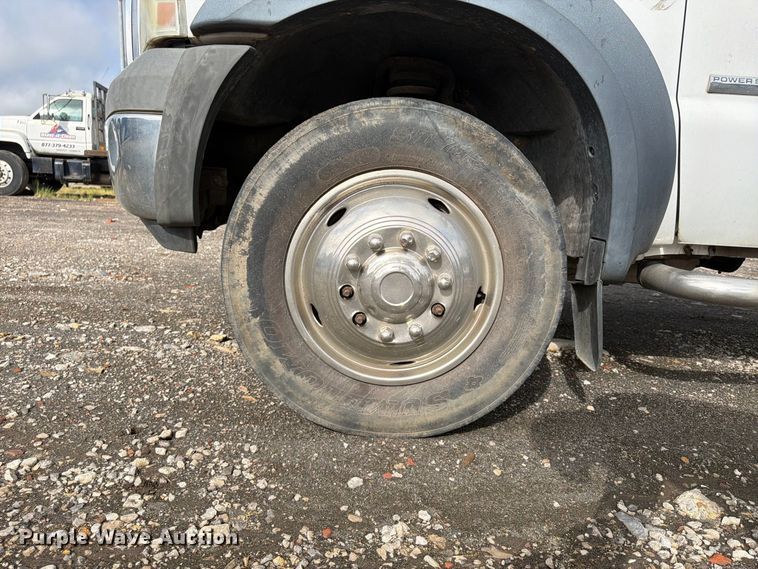 image for item FU4666 2006 Ford F550 Super Duty XLT flatbed truck