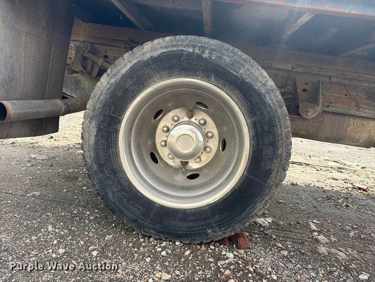 image for item FU4666 2006 Ford F550 Super Duty XLT flatbed truck