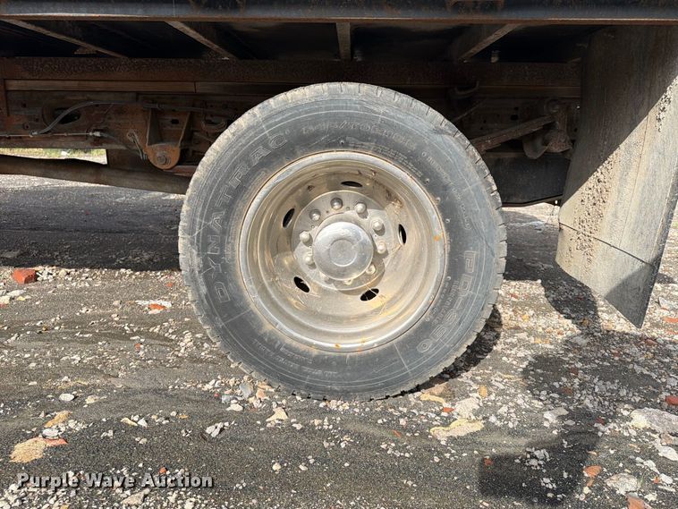 image for item FU4666 2006 Ford F550 Super Duty XLT flatbed truck
