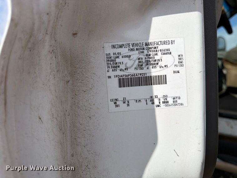 image for item FU4666 2006 Ford F550 Super Duty XLT flatbed truck
