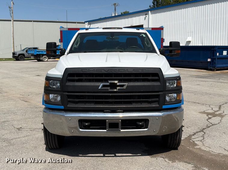 image for item FU4677 2022 Chevrolet Silverado 5500HD flatbed truck