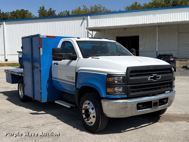 image for item FU4677 2022 Chevrolet Silverado 5500HD flatbed truck