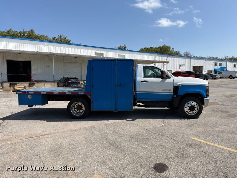 image for item FU4677 2022 Chevrolet Silverado 5500HD flatbed truck