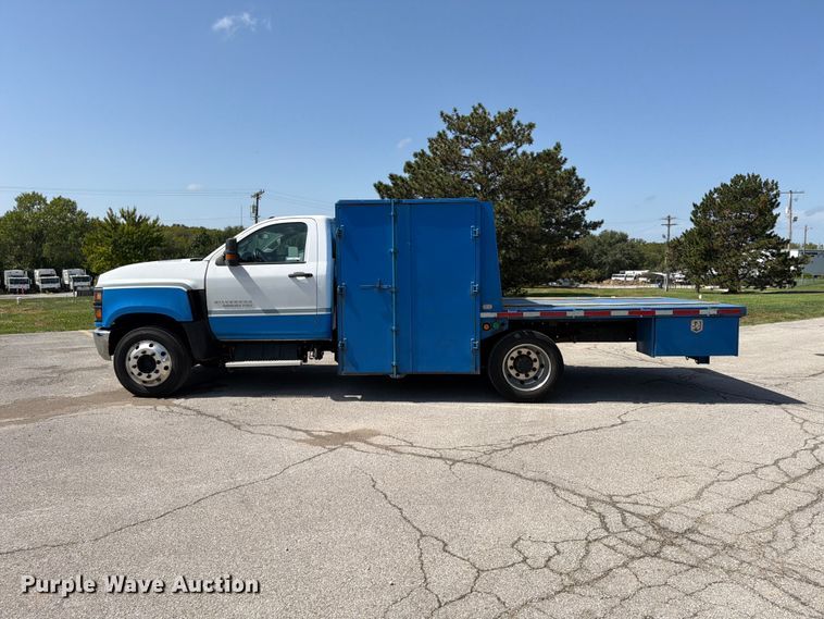 image for item FU4677 2022 Chevrolet Silverado 5500HD flatbed truck
