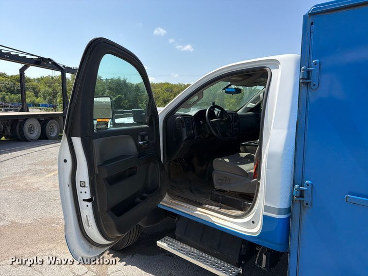 image for item FU4677 2022 Chevrolet Silverado 5500HD flatbed truck