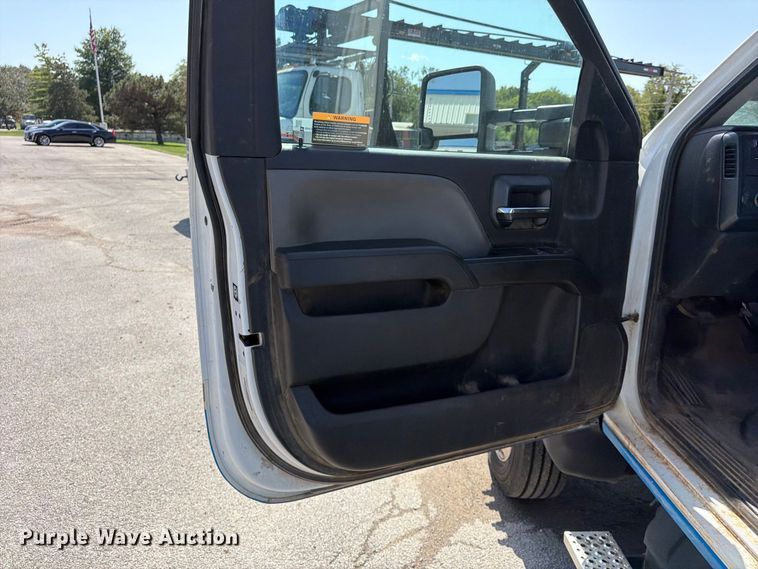 image for item FU4677 2022 Chevrolet Silverado 5500HD flatbed truck