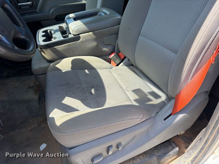 image for item FU4677 2022 Chevrolet Silverado 5500HD flatbed truck