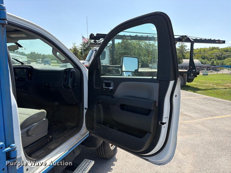 image for item FU4677 2022 Chevrolet Silverado 5500HD flatbed truck