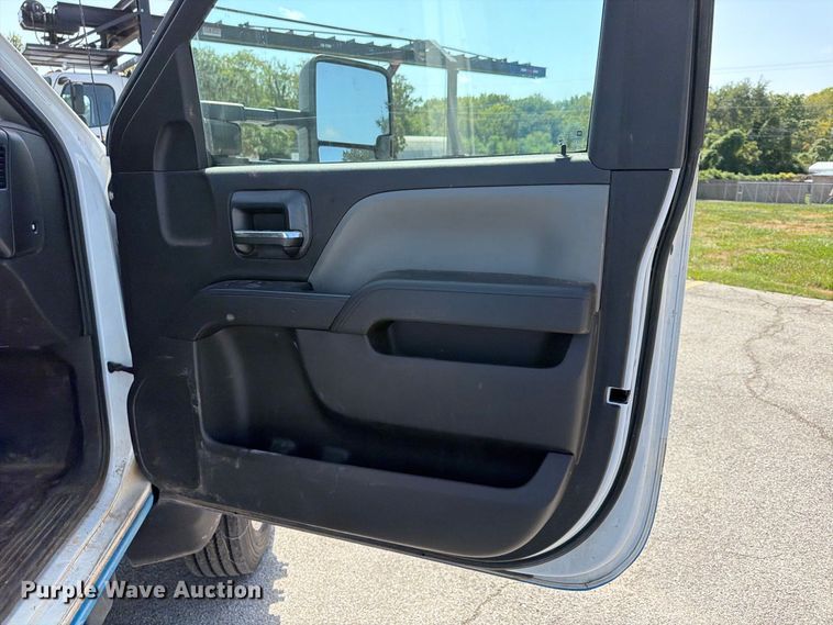 image for item FU4677 2022 Chevrolet Silverado 5500HD flatbed truck