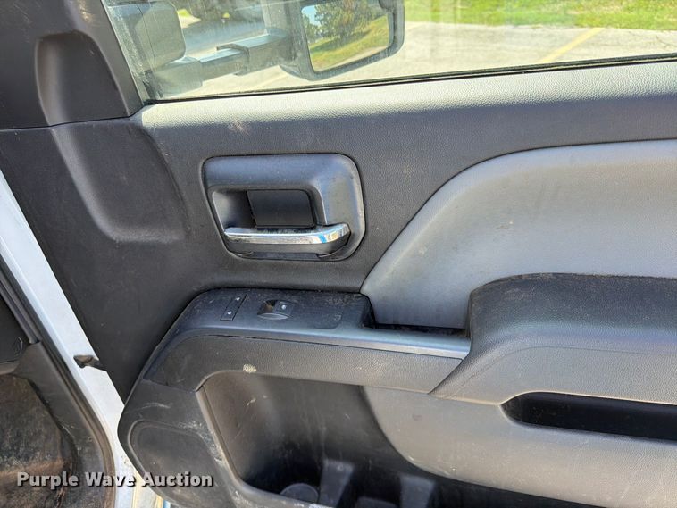 image for item FU4677 2022 Chevrolet Silverado 5500HD flatbed truck