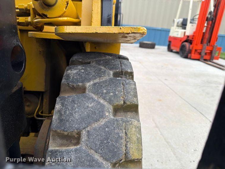 image for item FU4693 1988 Caterpillar V50D forklift