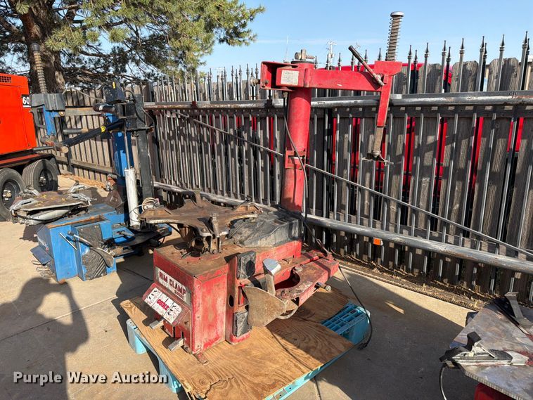 Coats 5060E rim clam tire machine