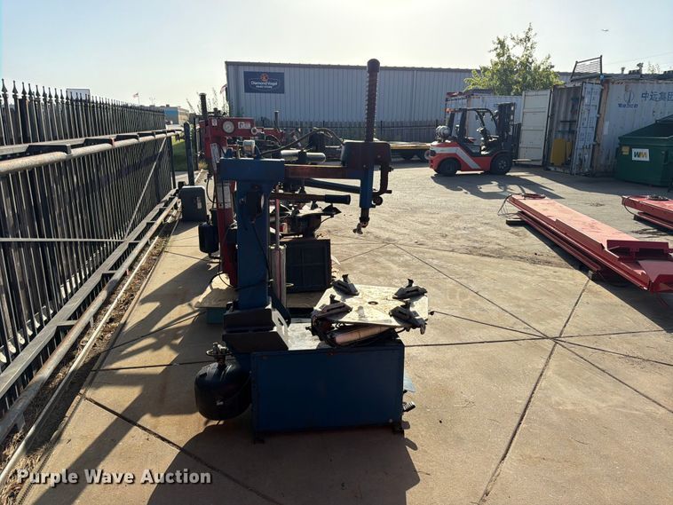 image for item MQ9172 Ravaglioli tire machine
