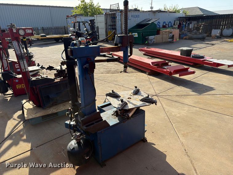 image for item MQ9172 Ravaglioli tire machine