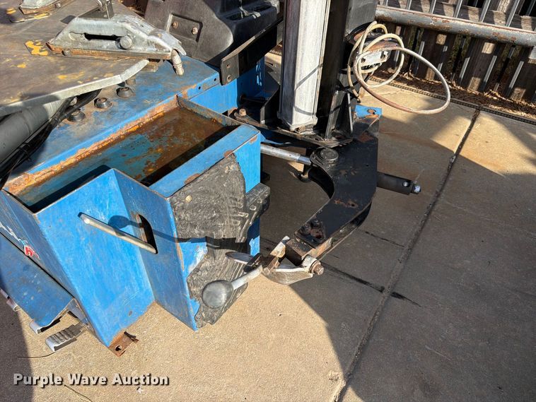 image for item MQ9172 Ravaglioli tire machine