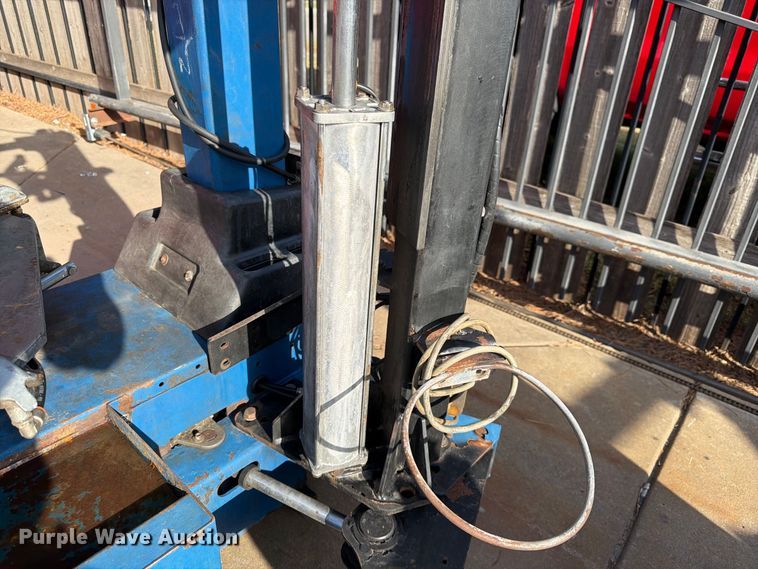 image for item MQ9172 Ravaglioli tire machine