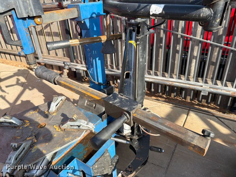 image for item MQ9172 Ravaglioli tire machine