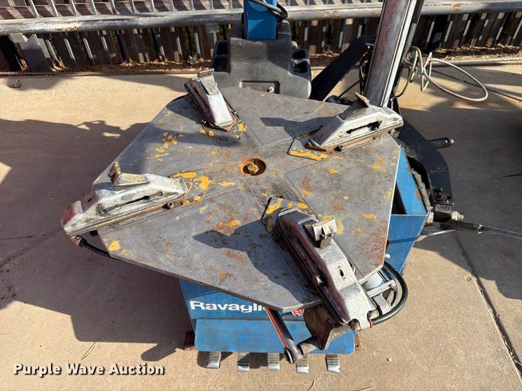image for item MQ9172 Ravaglioli tire machine