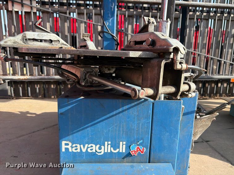 image for item MQ9172 Ravaglioli tire machine