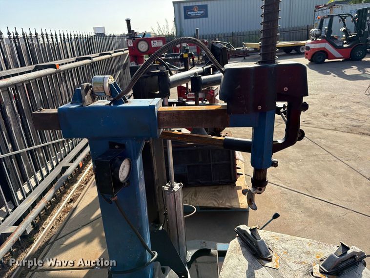 image for item MQ9172 Ravaglioli tire machine