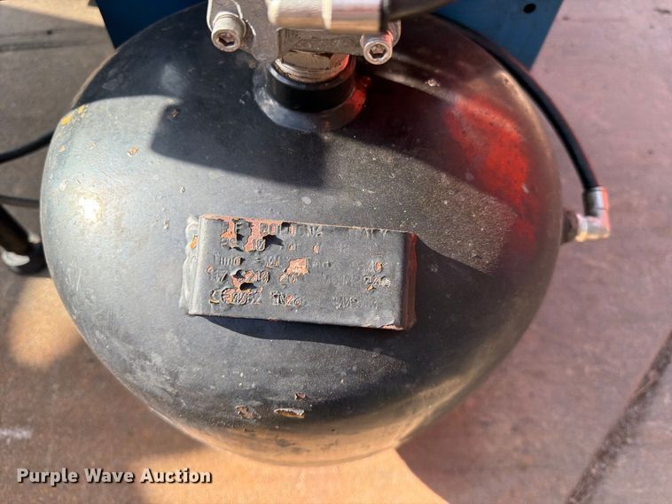 image for item MQ9172 Ravaglioli tire machine