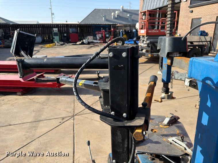 image for item MQ9172 Ravaglioli tire machine