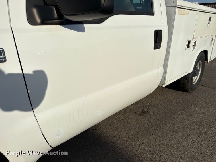 image for item MQ9174 2001 Ford F250 Super Duty XL utility bed pickup truck