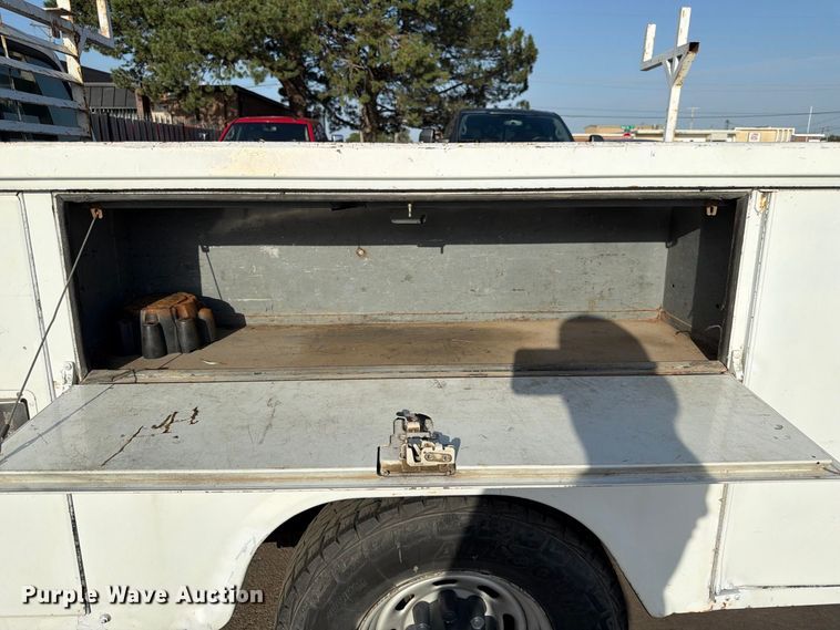 image for item MQ9174 2001 Ford F250 Super Duty XL utility bed pickup truck