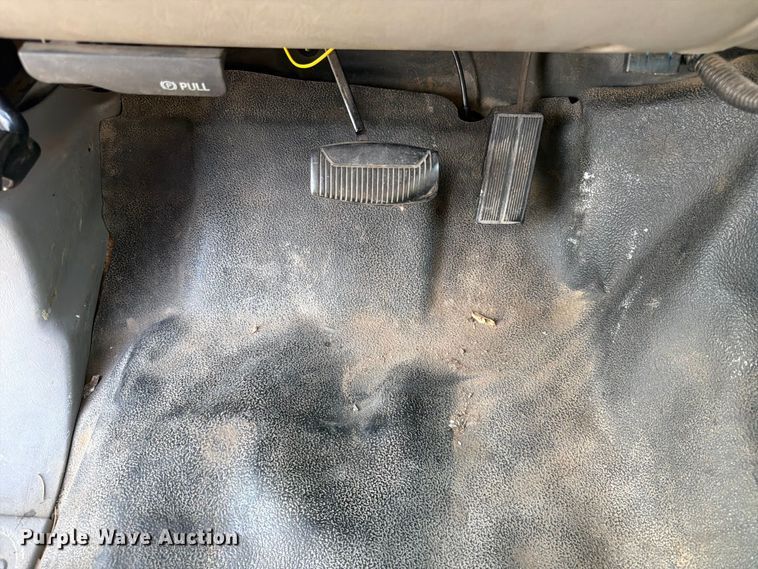 image for item MQ9174 2001 Ford F250 Super Duty XL utility bed pickup truck