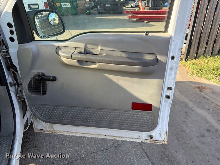image for item MQ9174 2001 Ford F250 Super Duty XL utility bed pickup truck
