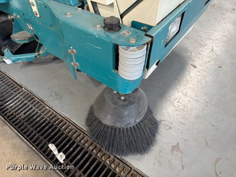 image for item MQ9183 Tennant 8300 sweeper