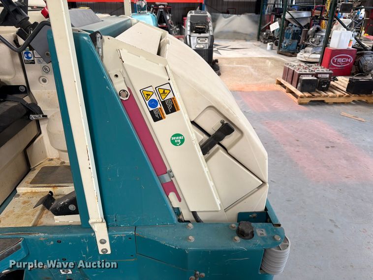image for item MQ9183 Tennant 8300 sweeper