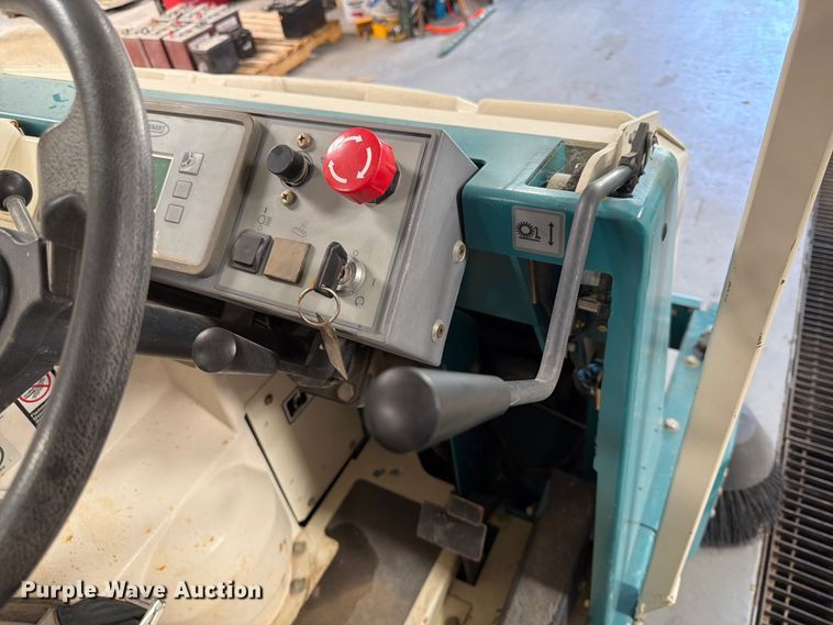 image for item MQ9183 Tennant 8300 sweeper