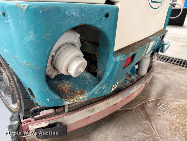 image for item MQ9183 Tennant 8300 sweeper
